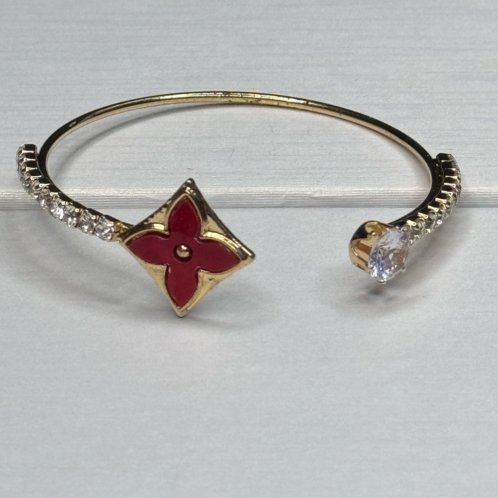 NWOT Gold Tone Sparkling Red Clover Open Cuff Bracelet